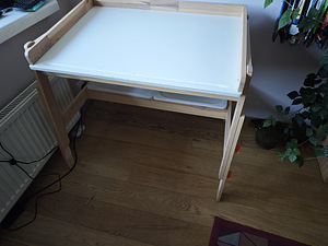 Laste kirjutuslaud, reguleeritav (2 foto / 3)