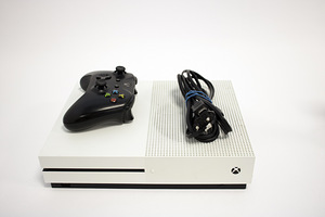 XBOX ONE S, 1T (2 фото из 2)