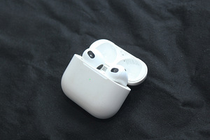 Apple Airpods 3 (2 фото из 2)