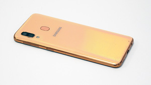 Samsung Galaxy A40 64GB (2 foto / 3)