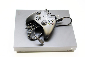 Xbox One X 1TB (2 foto / 2)