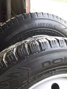 Зимние шины 205/75/R16C Nokian C (2 фото из 8)