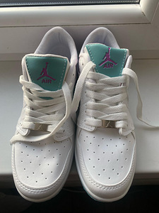 Nike кроссовки (1 фото из 2)
