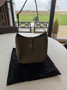 YSL Saint Laurent Le 5 A 7 Small kott (2 foto / 6)