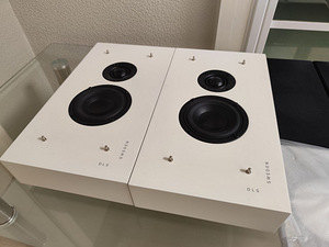 2 x valged DLS Flatbox Midi kõlarid (9 foto / 10)