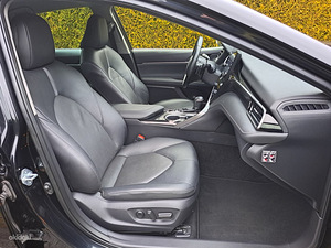 Toyota Camry 2022 Hybrid (14 foto / 15)