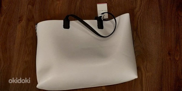 Tommy Hilfiger Iconic Signature Tote Bag in Bright White (фото #1)