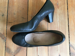 Продам классические черные туфли на каблуке (s: 37)
