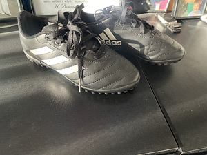 Jalgpallijalatsid-sadajalg Adidas (1 foto / 3)