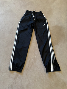 Müüa uued Adidas püksid vihmas.ilmadeks ,tuule ja veekindl.