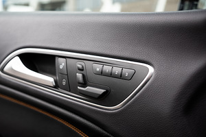 Mercedes-Benz CLA200 2014 (12 foto / 15)