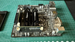 Q1900-ITX Emaplaat + CPU + 8GB DDR3L + 128GB SSD (2 foto / 3)