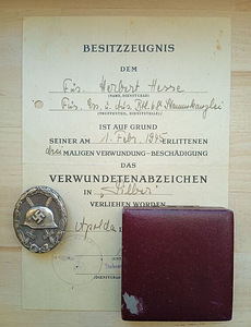 Saksa WW2. 3 Reichi hõbedane haavatumärk karbiga ja dokument (1 foto / 10)