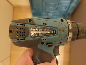 Makita DF347D (двигатель сгорел) + 2 аккумулятора + зарядное устройство (2 фото из 8)