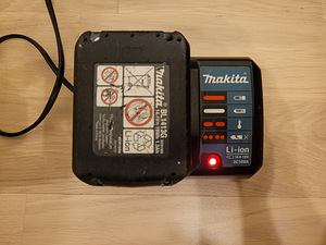 Makita DF347D (двигатель сгорел) + 2 аккумулятора + зарядное устройство (4 фото из 8)