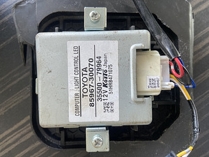 Toyota Prius esituli (6 foto / 8)