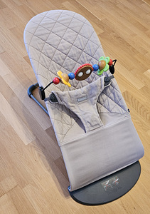 Шезлонг BabyBjörn Bouncer Bliss с игрушкой (1 фото из 4)