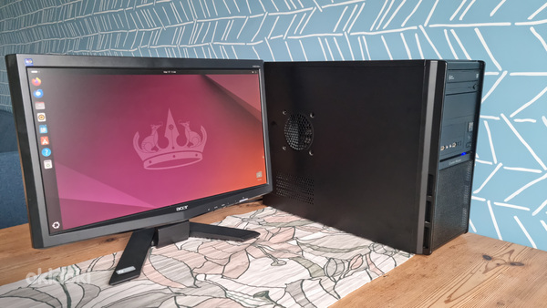 Lauaarvuti koos monitoriga