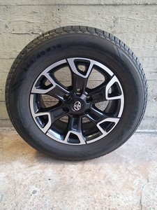Toyota Hilux Land Cruiser R18 valuveljed rehvidega (5 foto / 8)