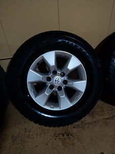 Toyota Land Cruiser Hilux R17 valuveljed rehvidega (2 foto / 6)