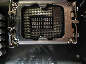 GIGABIT B-760 ПОГНУТЫ НОЖКИ ПРОЦЕСОРА (3 фото из 3)