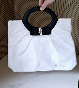 Käekott Salvatore Ferragamo riidest. (1 foto / 8)
