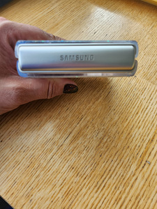 Samsung Galaxy Flip3 (3 foto / 3)