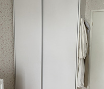 Белый шкаф с раздвижными дверями