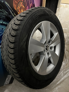 Škoda veljed + Nokian Hakkapeliitta D3 (M+S). R16 215/60 (3 foto / 5)