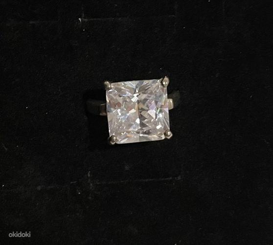 Красивое серебряное кольцо с крупным камнем (фото #1)