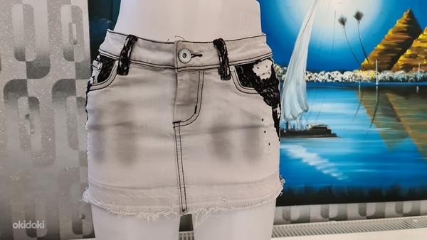 Серая джинсовая юбка с кружевным узором (фото #2)