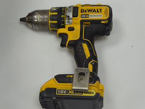 Аку-дрель Dewalt DCD790 + Аку 2AH + Зарядка + Чемодан (4 фото из 5)