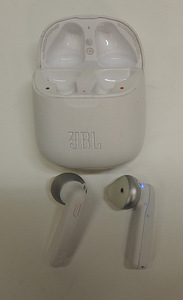 Bluetooth наушники JBL Tune 220TWS + док (6 фото из 6)