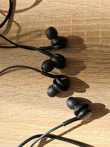 Juhtmega kõrvaklapid Akg EO-IC100 (2 foto / 2)