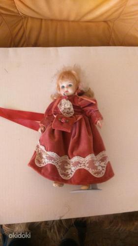 Старинная кукла в зимней одежде (фото #2)