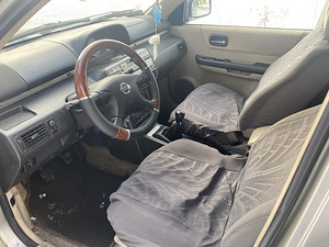 Nissan X-Trail (8 foto / 10)