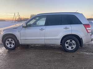Suzuki Grand Vitara (7 foto / 10)