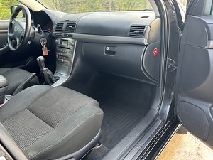 Toyota Avensis (8 foto / 11)