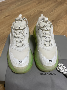 Оригинальные кроссовки Balenciaga Triple S (2 фото из 5)