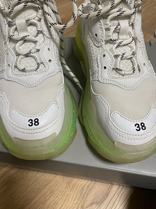 Оригинальные кроссовки Balenciaga Triple S (4 фото из 5)