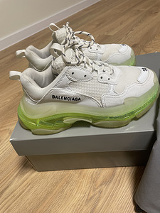 Оригинальные кроссовки Balenciaga Triple S (5 фото из 5)