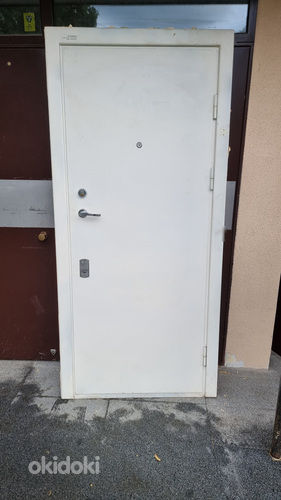 Металлическая дверь с замками (фото #1)