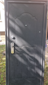 Металлическа дверь с замками!