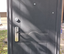 Металлическа дверь с замками!