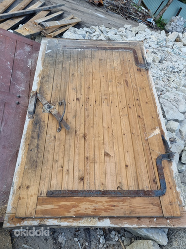 Деревянная дверь холодной комнаты (фото #1)