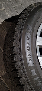 MICHELIN ICE X ШИПОВАННЫЕ ШИНЫ + ОРИГИНАЛЬНЫЕ ДИСКИ VW R16 215/65 (4 фото из 6)
