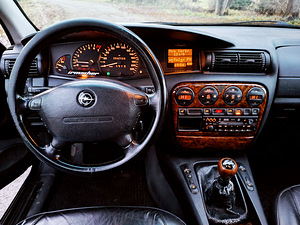 Opel Omega 2.0 16V manuaal (8 foto / 15)