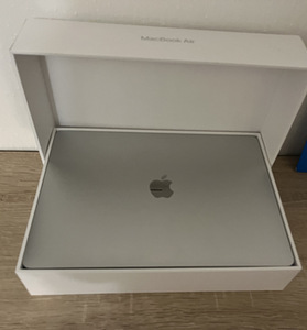 Apple MacBook Air 13 M1 8 256GB RUS (1 foto / 2)