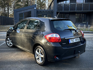 Toyota Auris 2011г (4 фото из 10)