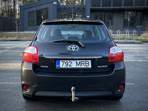 Toyota Auris 2011г (5 фото из 10)